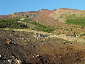 6合目付近からジグザグに登山道と山小屋が見えます。