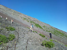 途中、岩場が数ヶ所あります。高山病が怖いので、あせらず、ゆっくりと高度を稼ぎます。