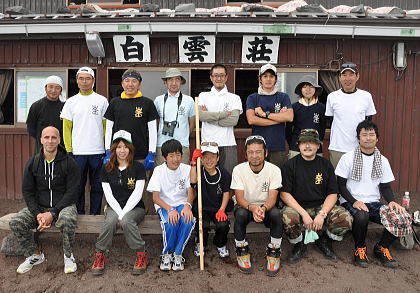 8.5合目にある白雲荘の山小屋で小休止。富士登山のガイドでもあるメンバーのNさん(ペンションオーナー)の顔で熱々のホットコーヒーをご馳走になりました。