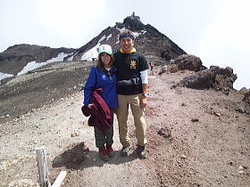お鉢めぐりの途中、富士山の最高峰 剣ヶ峰をバックにハイ、ポーズ!