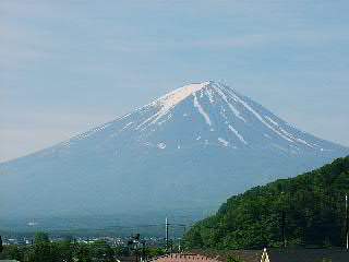 6月 雪が残り少ない富士山