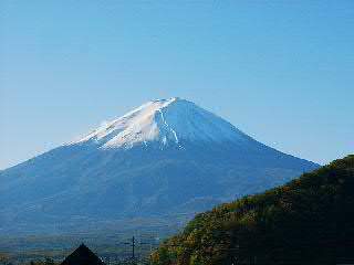 11月 7合目付近まで雪のかぶった富士山
