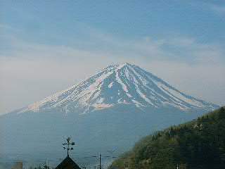 5月 徐々に雪が解け始めた富士山