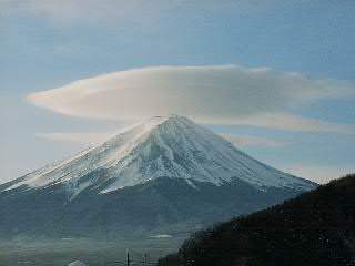 笠雲をかぶった富士山