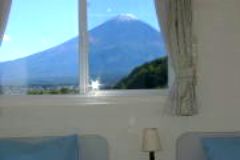 お部屋のカーテンを開けると真正面に富士山の絶景が窓いっぱいに広がります。