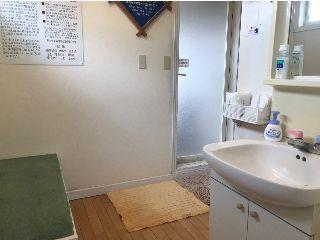 総タイル貼りの浴室内には防水スピーカーが有りBGMを楽しみながらご利用いただけます。